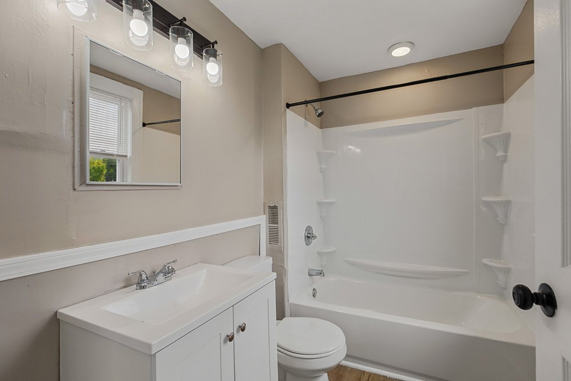 5211 unit D bathroom